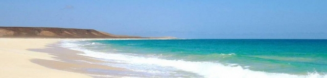  富埃特文图拉海滩平静的海水 